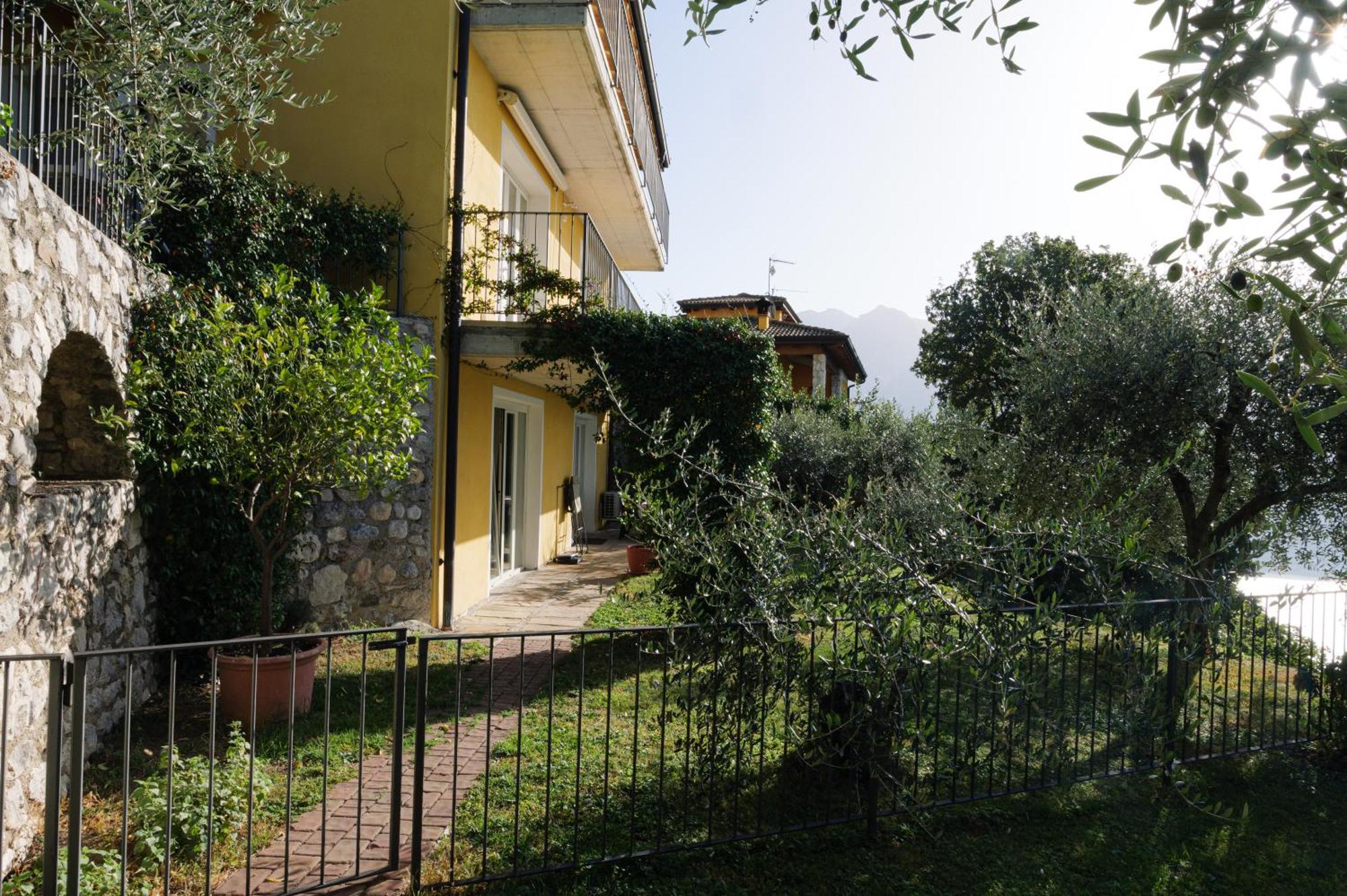 Casa Navla' Appartamenti "Ulivi"- "Fiori" -"Velieri"-"Luna"-"Nido"-"Taverna" Tignale Exterior photo