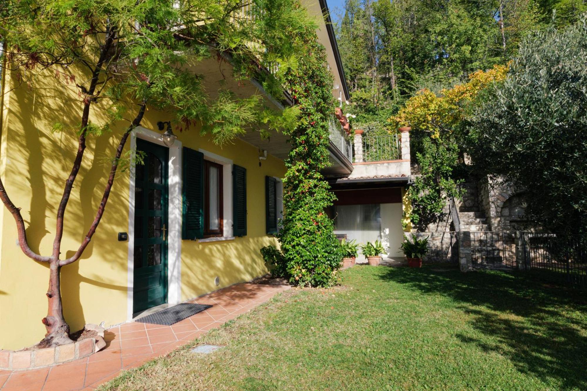 Casa Navla' Appartamenti "Ulivi"- "Fiori" -"Velieri"-"Luna"-"Nido"-"Taverna" Tignale Exterior photo