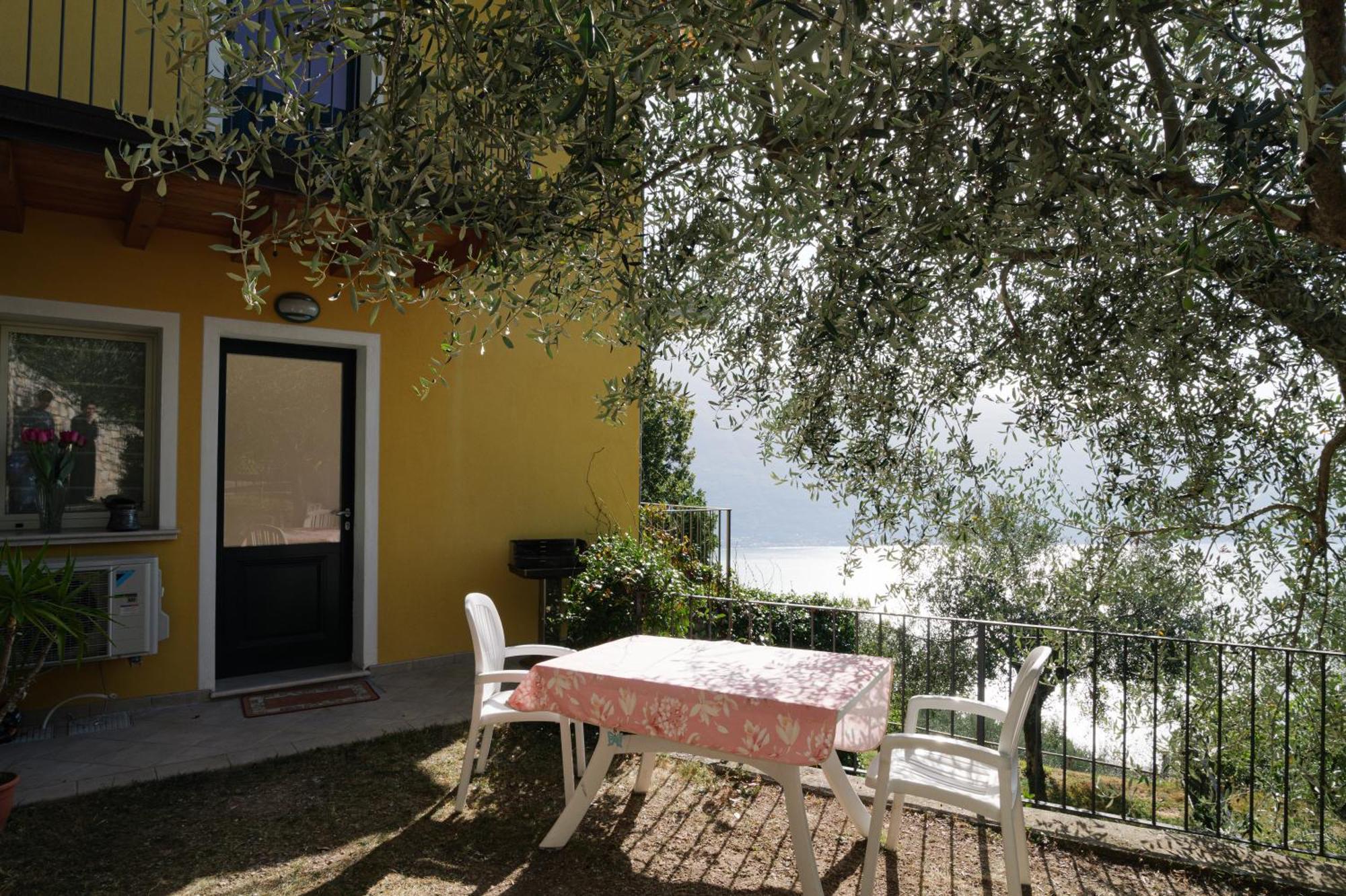 Casa Navla' Appartamenti "Ulivi"- "Fiori" -"Velieri"-"Luna"-"Nido"-"Taverna" Tignale Exterior photo